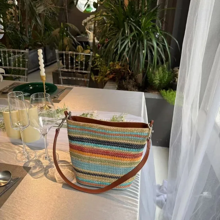 今年超火女包复古多巴胺彩虹编织包沙滩度假条纹撞色斜挎包水桶包