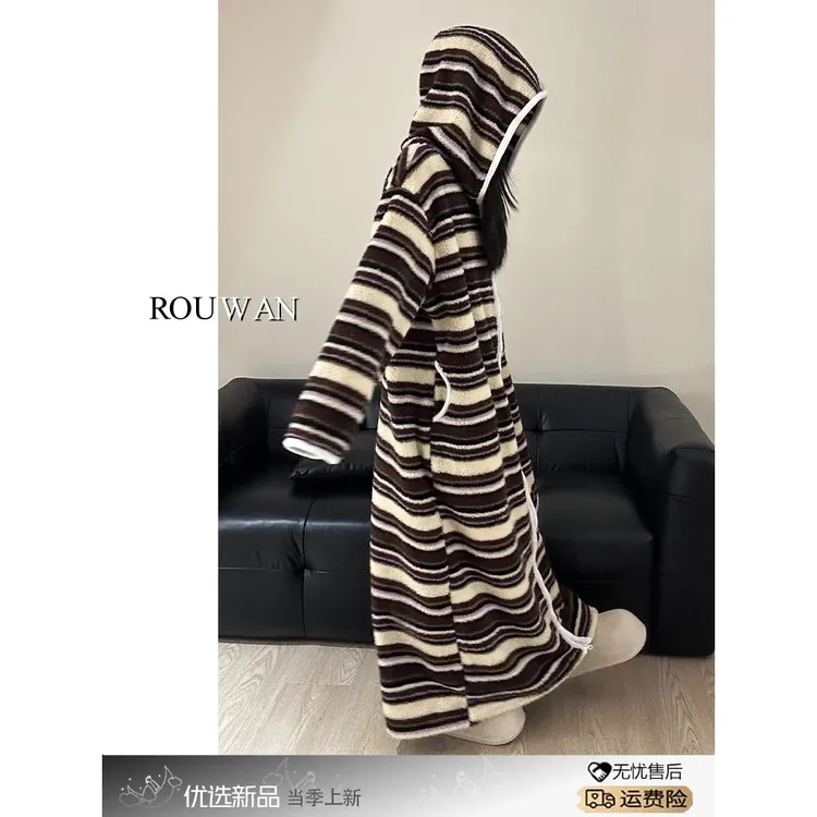 红豆居家韩版高级感拼色条纹连帽珊瑚绒睡裙女冬季大码加厚保暖家