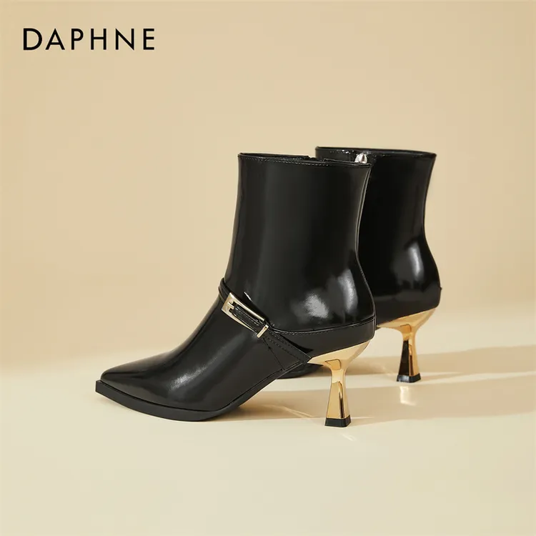 达芙妮酒杯跟尖头短靴女2025冬季爆款黑色小皮靴加绒保暖高跟女靴