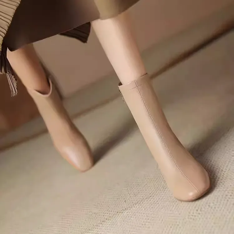 白色羊皮短靴女秋冬季法式圆头真皮洋气配裙子米色粗跟靴子高跟鞋