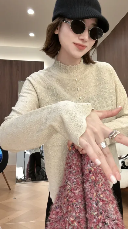 月月 2025秋冬新款小众设计珍珠扣飞飞袖提花打底衫 2510C7383