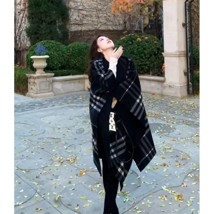 2025秋季时尚网红穿搭慵懒格纹斗篷披肩简约百搭宽松连帽外套上衣