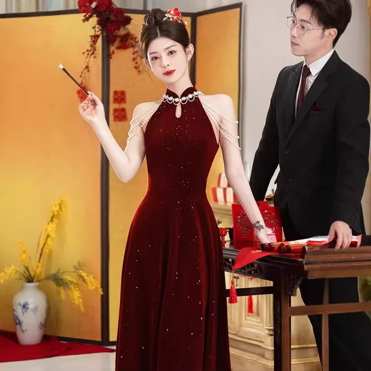 红色旗袍敬酒服新娘2025新款轻奢挂脖无袖宴会新中式订婚晚礼服