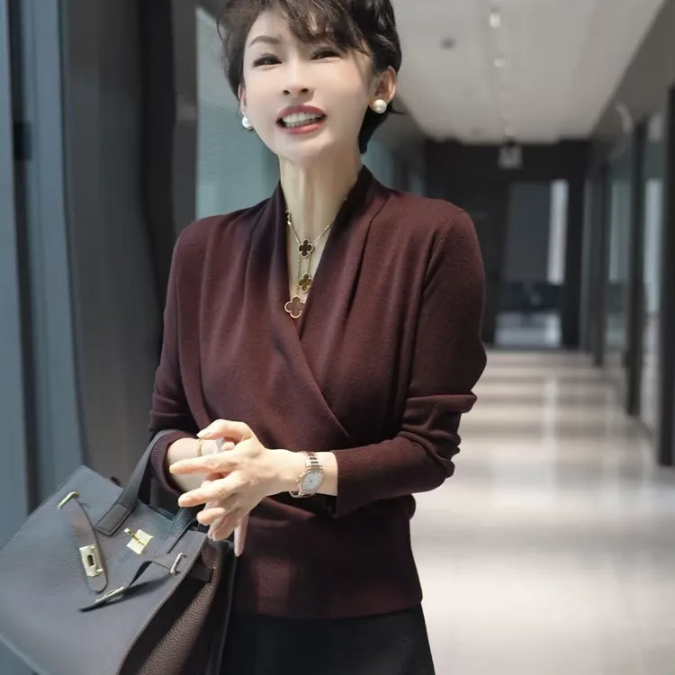 MINGGANG/名港【飒爽自信 】紧密织法 休闲风交叉领针织T恤 MG8312