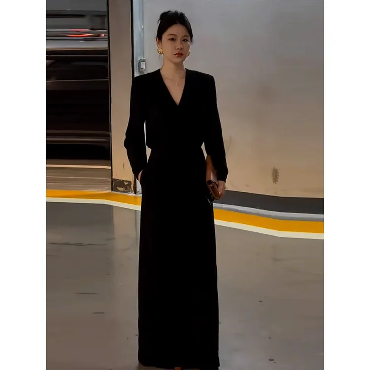早秋穿搭法式赫本风风情万种高级感气质优雅御姐风黑色V领连衣裙