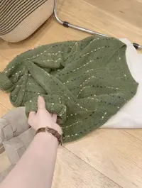 七言家新品！ins穿搭#海苔绿彩点纱V领软糯秋冬毛衣