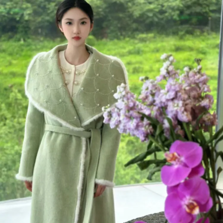 大翻领鳞片钉珠羊绒大衣