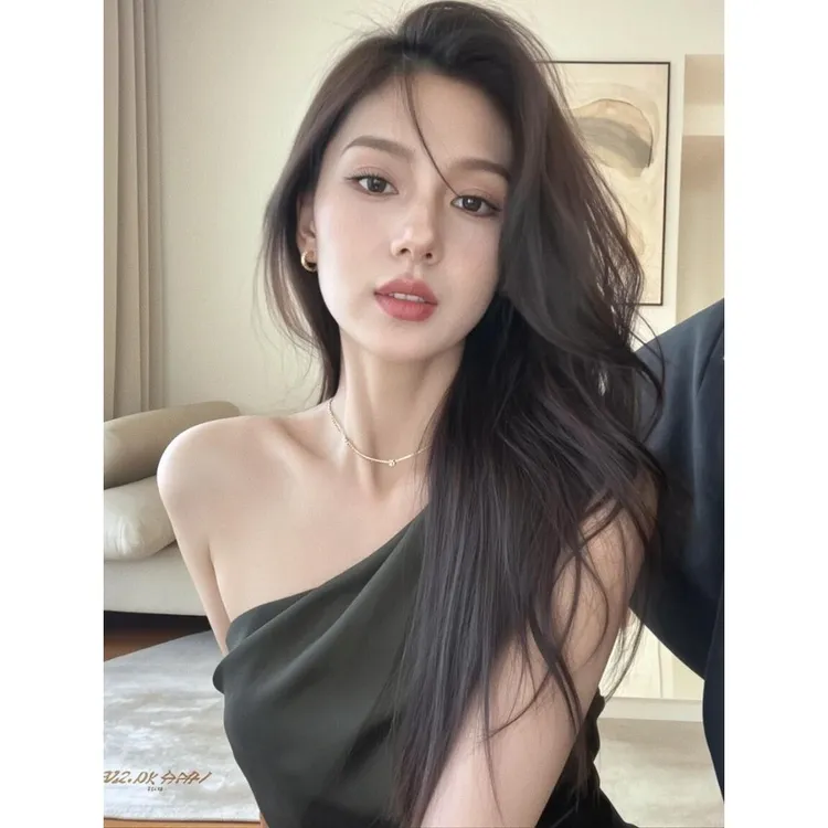 法式独特精致灰色斜肩上衣女2025新款高级感茶里茶气别致显瘦衬衣