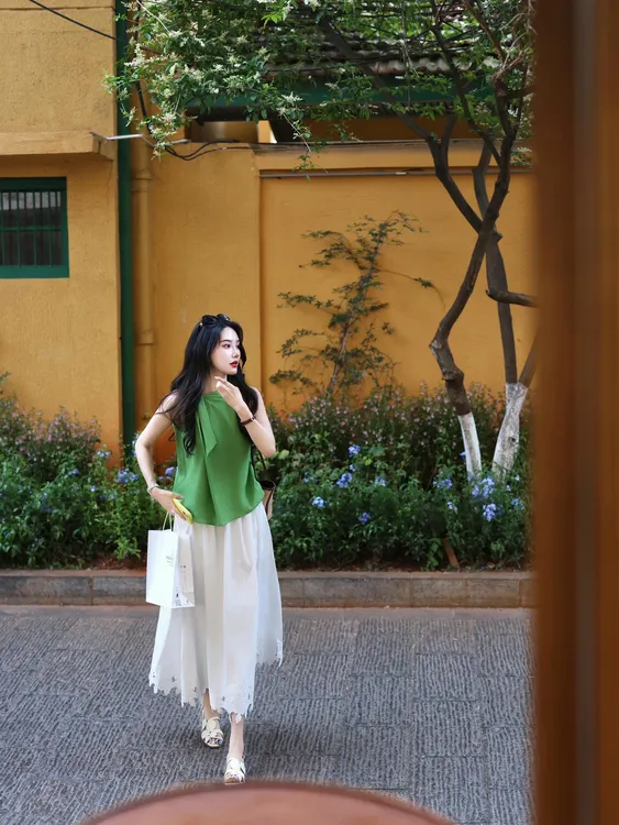 后背蝴蝶结无袖背心女夏季新款绝美气质吊带设计感修身显瘦半身裙