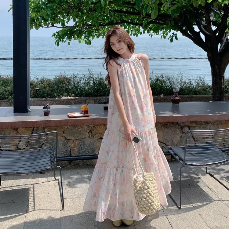 夏日感连衣裙女挂脖无袖法式露肩2025新款茶法式海边度假长款裙子