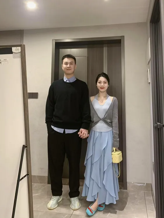 春季新款甜美撞色假两件挂脖针织衫设计感扭结高级感蓝色半身裙