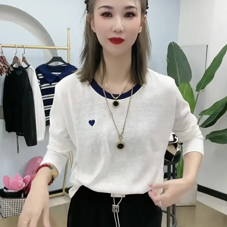 秋季新款时尚圆领爱心百搭套头后扣洋气宽松显瘦上衣