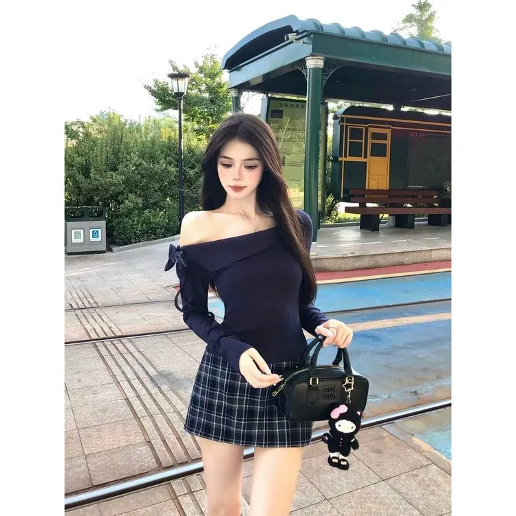 一字肩蝴蝶结长袖T恤女秋季设计感修身气质斜领上衣格子短裙套装