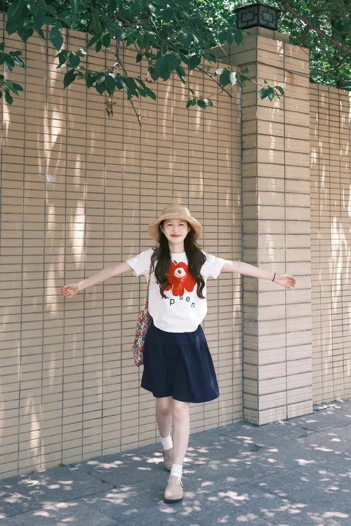 2025夏季新款韩系温柔风设计感印花白色T恤上衣搭配半身裙两件套