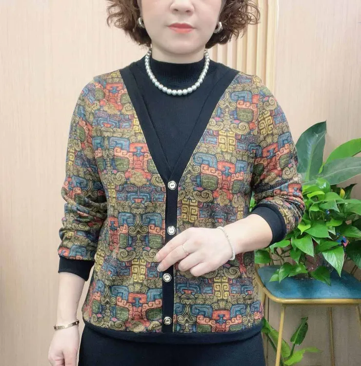 妈妈装流行时尚潮牌女装宽松秋装女士欧若拉独特漂亮上装休闲长袖