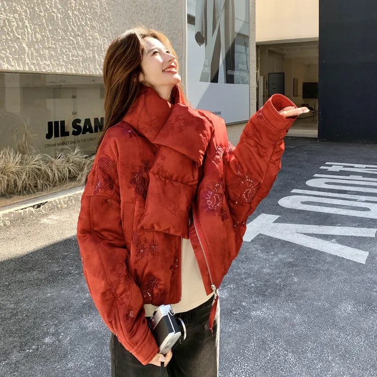 国风重工刺绣短款棉服新年穿搭女冬季新款巨洋气减龄保暖围脖外套