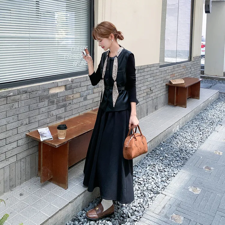 早秋穿搭PU皮马甲连衣裙套装女2025新款高级感气质长裙超火两件套