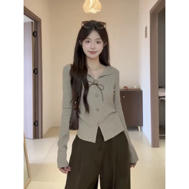 韩系设计感v领长袖针织t恤女早秋季氛围感修身短款花朵纽扣打底衫