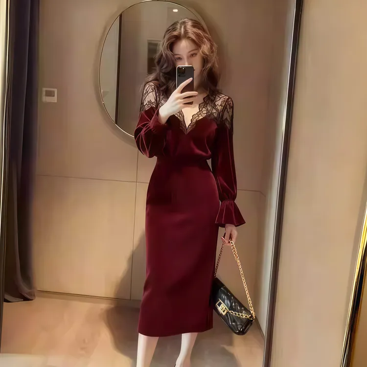 法式气质女蕾丝拼接丝绒连衣裙2025秋冬新款轻熟风高级感掐腰裙子