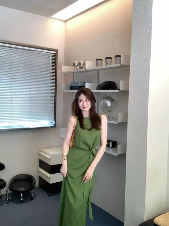 2025新款法式气质高级感简约绑带纽结收腰显瘦无袖背心连衣裙