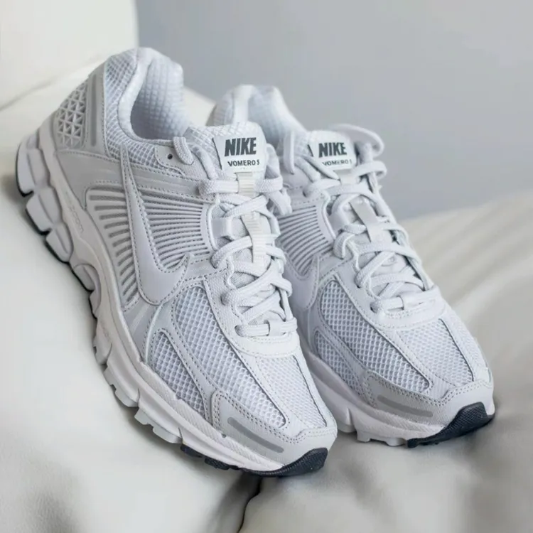 耐克女鞋新款ZOOM VOMERO 5复古老爹鞋网面运动跑步鞋FQ7079-100