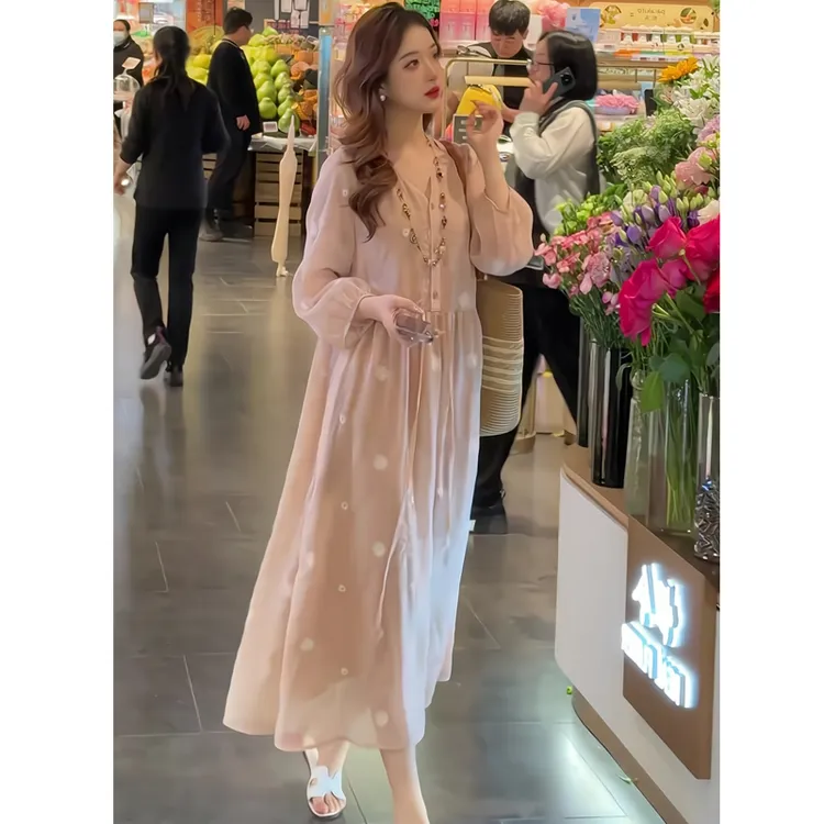 高品质气质显瘦夏季V领法式米黄压褶女连衣裙温柔宽松设计感长裙