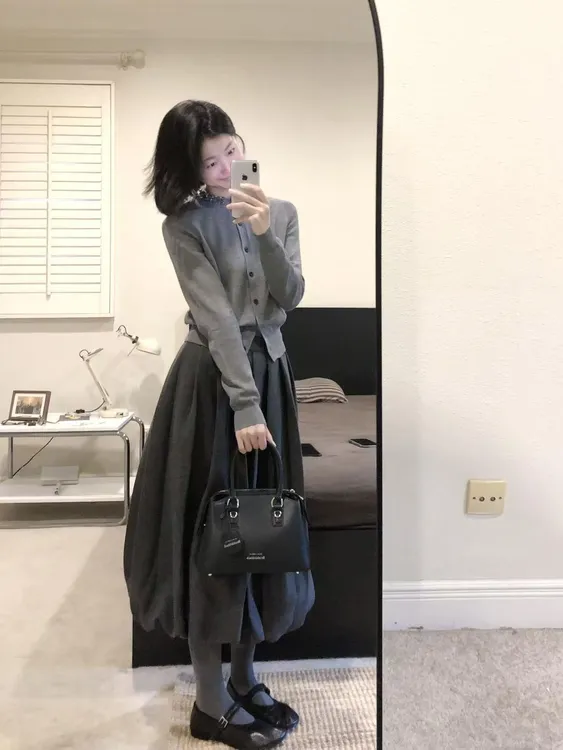 2025秋季新款法式小香风miu系灰色钉珠针织开衫百褶半身裙套装