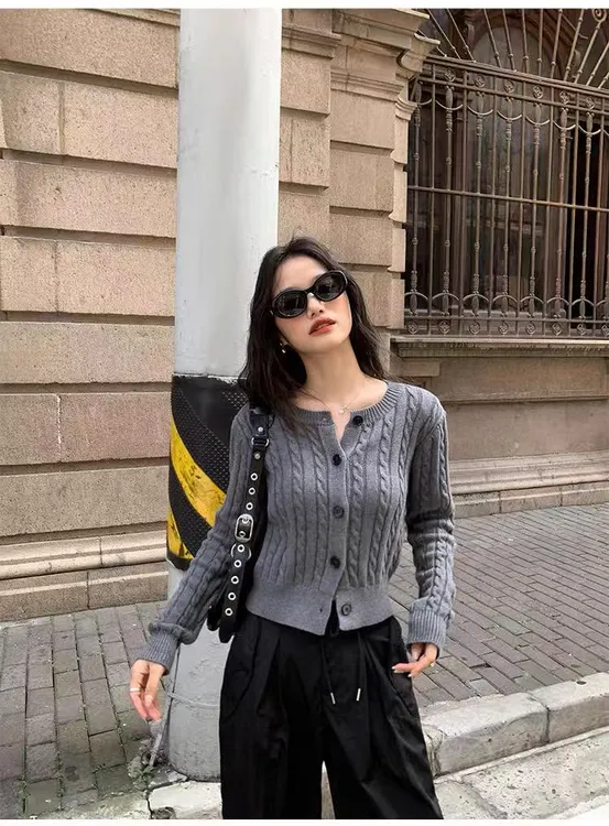 网红女士扭花羊毛开衫时尚百搭针织打底衫气质圆领修身短款毛衣