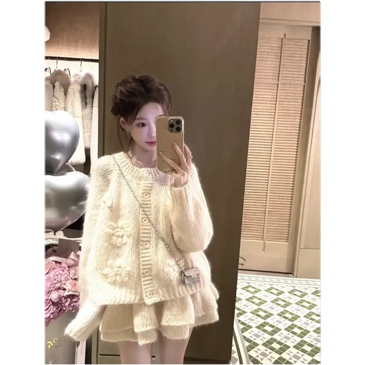 法式重工白色手绣花朵针织开衫女2025秋冬新款奶呼呼软糯毛衣外套