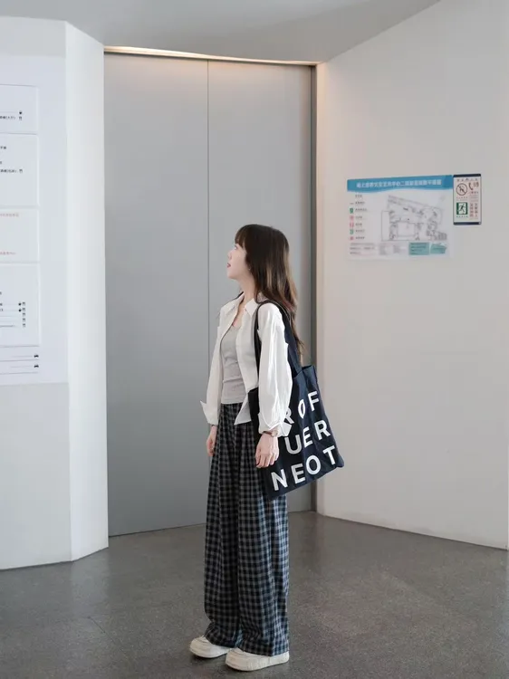2025秋季新款韩系休闲百搭衬衫灰色吊带背心格纹休闲裤三件套装