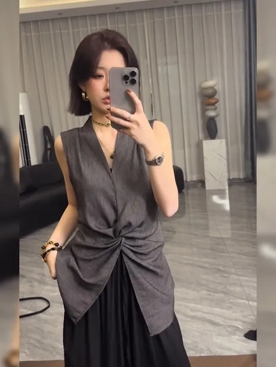 韩版气质V领扭结无袖衬衫女装2025夏季新款休闲宽松显瘦高级上衣