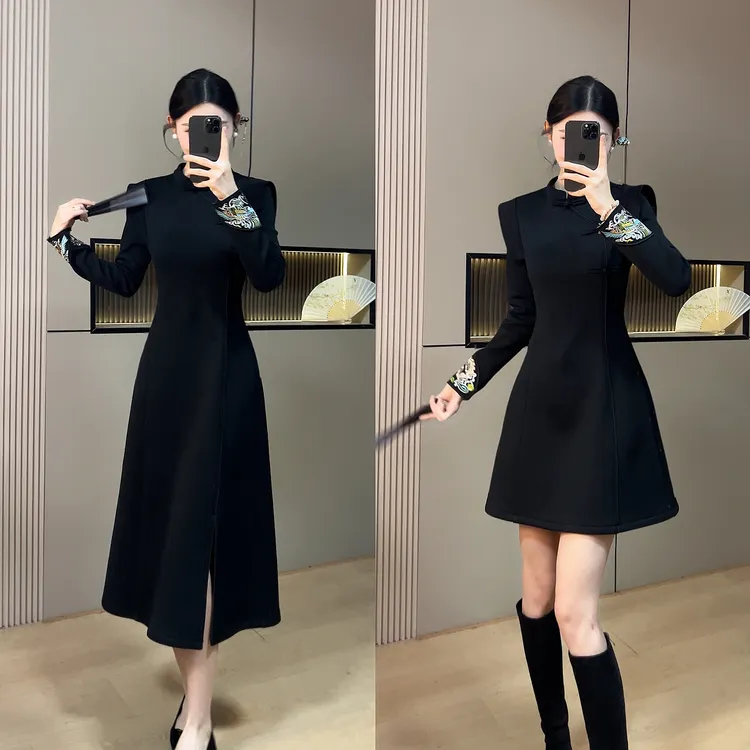 小小专属2025年秋冬新款刺绣新中式国风复古连衣裙C086