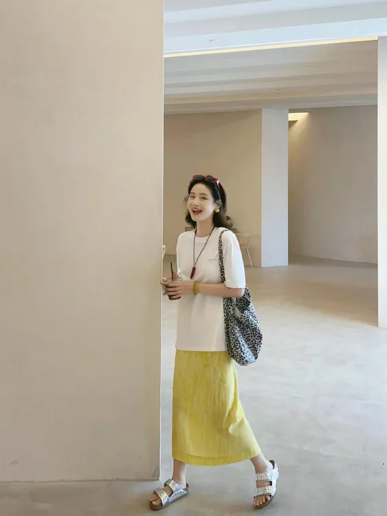 2025夏季新款韩系简约宽松白色短袖t恤高腰气质黄色半身裙两件套