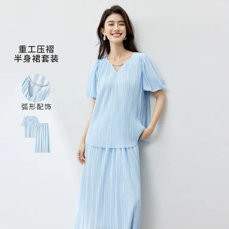 尚都比拉时尚优雅压褶工艺V领泡泡袖短袖大摆型半身裙套装53878