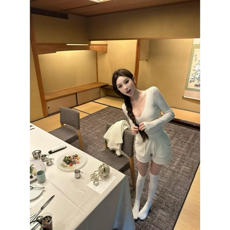 法式温柔纯欲风针织开衫秋季2025新款收腰上衣休闲显瘦短裤两件套