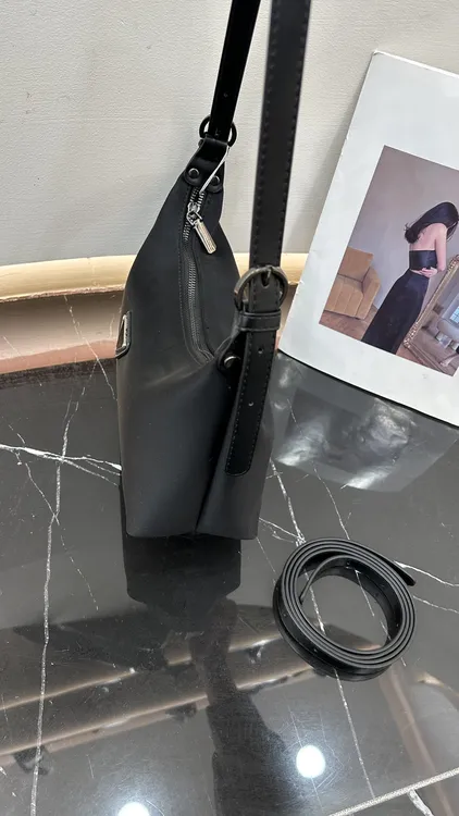 休闲小众设计包包女2025新款尼龙布斜挎包流行爆款单肩腋下法棍包