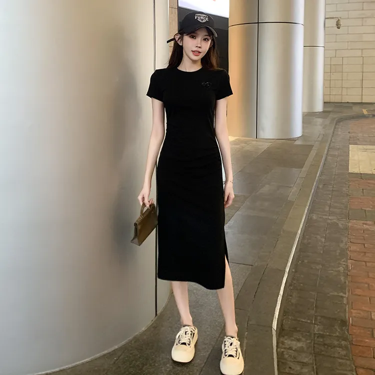 老钱风松弛感女装2025新款气质时尚休闲显瘦长款褶皱开叉连衣裙