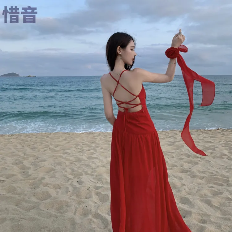 度假沙滩裙旅游连衣裙红色露背新疆云南海边沙漠裙子三亚夏季