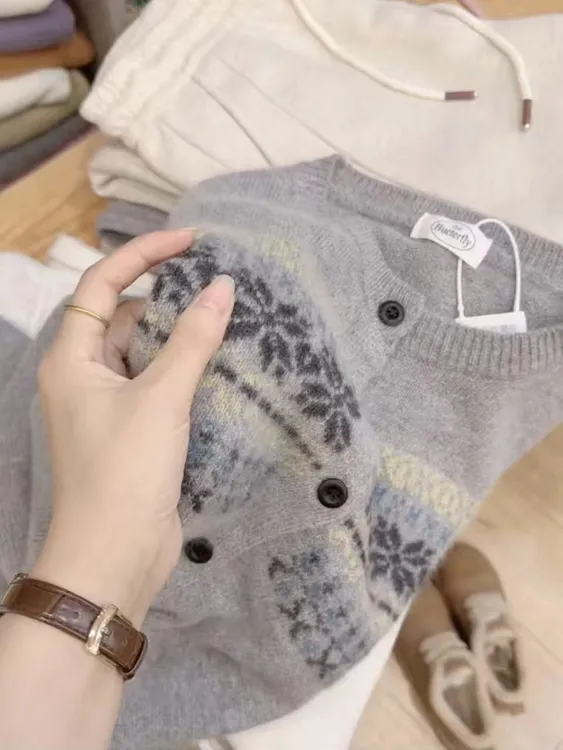 七言家质感升级  #雅灰雪花费尔岛提花绒感毛衣开衫137@