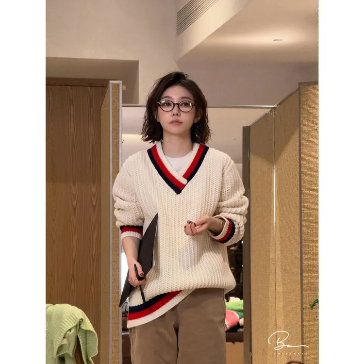 TXB “高知”羊毛混纺舒适绒感高克重条纹撞色V领针织衫XB-7973