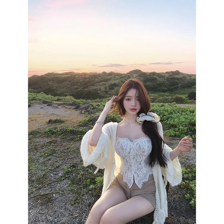 2025早秋温柔风穿搭白色拼接蕾丝内搭薄款开衫外套咖色包臀短裤女