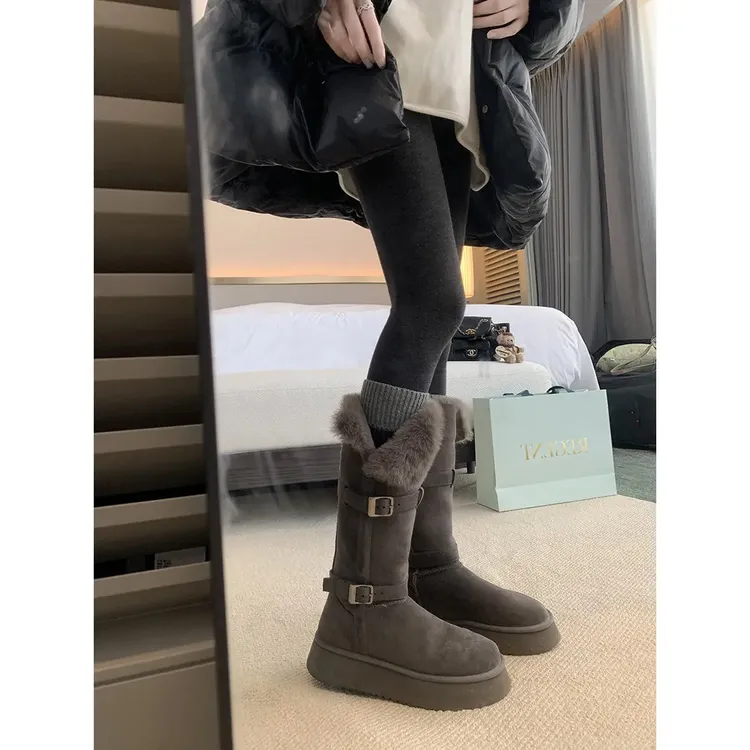 羊皮版~灰色扣带厚底毛毛翻边保暖棉鞋中长筒雪地靴女冬季款