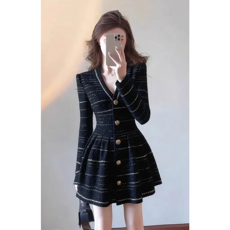 法式黑色盘扣针织连衣裙子女2025新款秋冬小个子收腰显瘦a字短裙