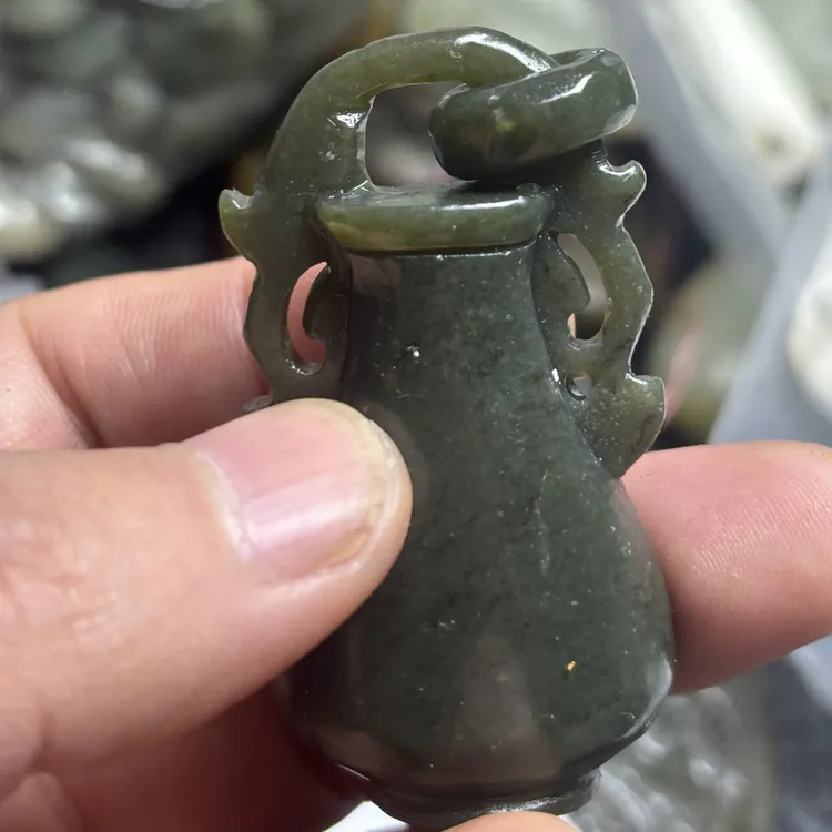 和田玉手工雕刻环扣挂件精美时尚宝瓶仿古