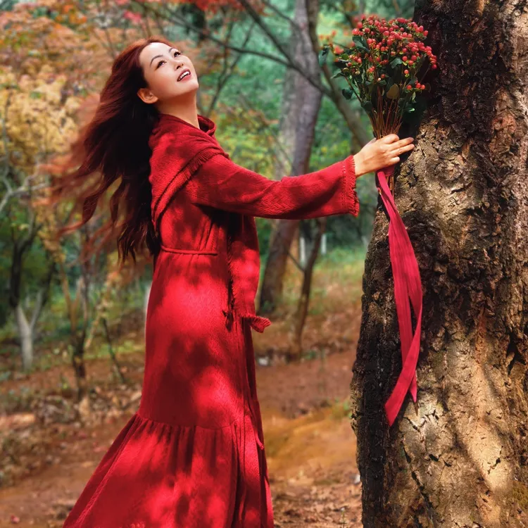 【董艺旅行穿搭】红豆·毛衣裙送三角巾披肩秋冬新款针织裙