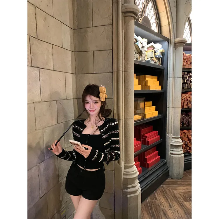 2025秋季时尚百搭设计感简约风修身显瘦开衫上衣穿搭高腰短裤套装