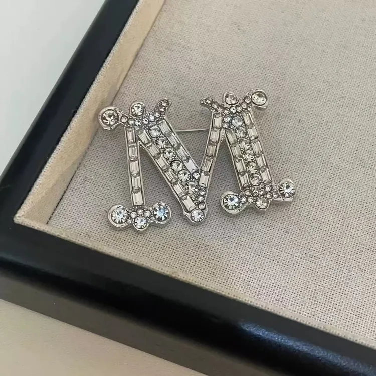 合金胸针 XIAOBAI百搭字母M胸针小香风胸花高级感别针气质衣饰