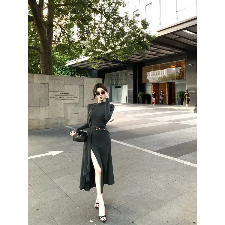 2025秋季新款辣妹风设计感开叉修身显瘦圆领长袖收腰连衣裙女chic