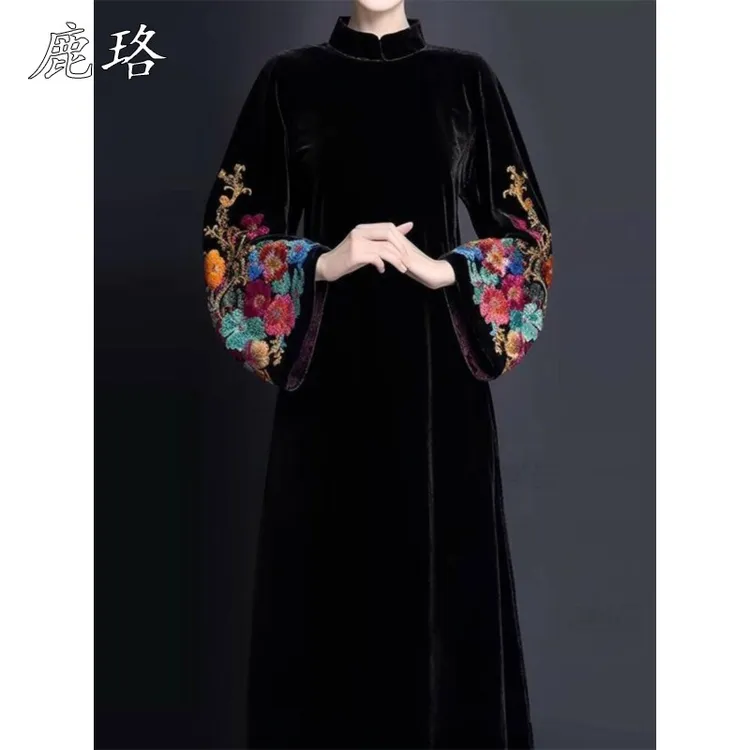 2025秋冬新款气质优雅连衣裙女高级感重工刺绣新中式丝绒长款裙子
