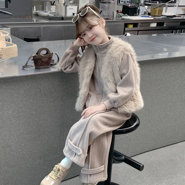 女童秋冬皮草套装2025新款儿童洋气时髦加绒小香风马甲冬装三件套